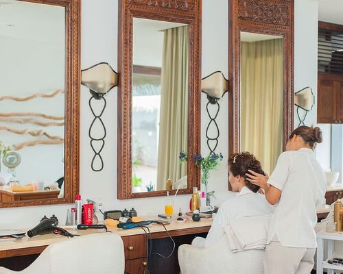 beauty-salon-chairs-furnitures-indoors